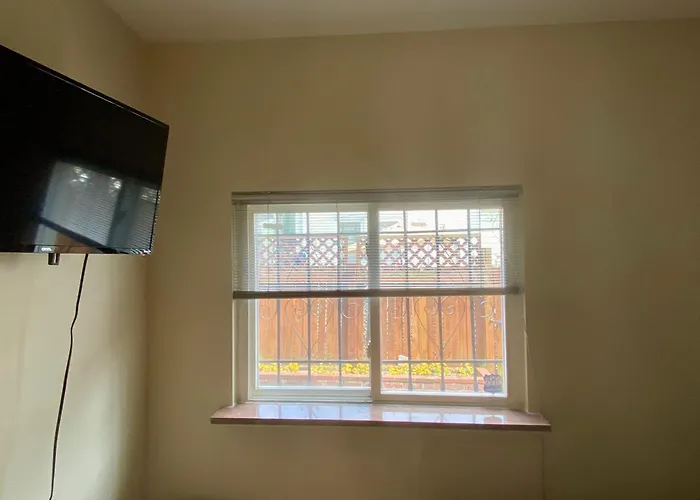 Historic Townhouse Oasis With En-Suite Bathroom