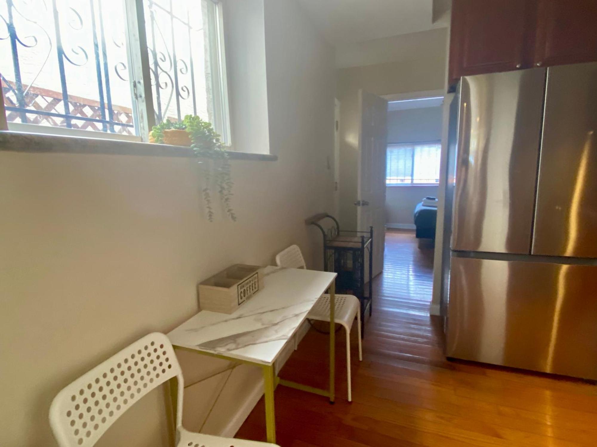 Historic Townhouse Oasis With En-suite Bathroom Apartment *